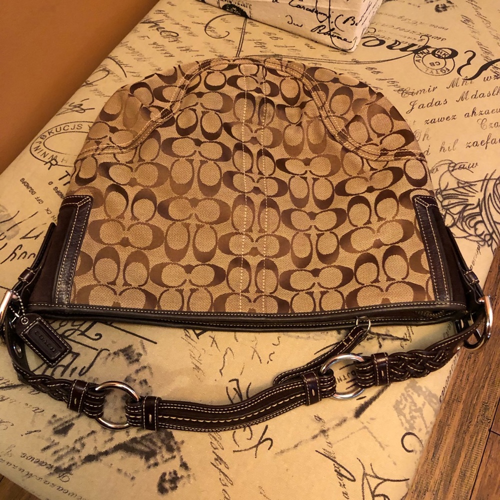 Authentic E06k-6279 gently used Tan Shoulder Bag